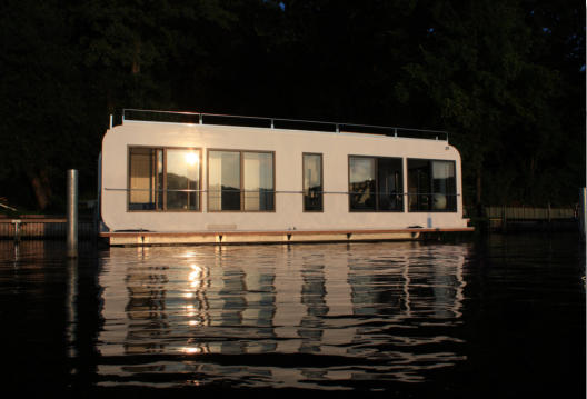 Hausboot Berlin White Aussenansicht Wasserseite mieten